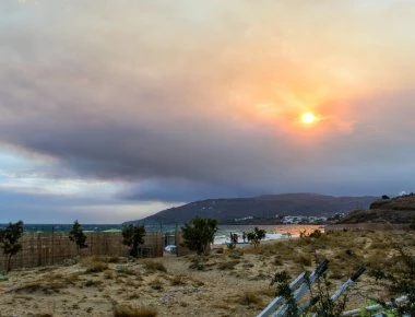 Η φωτιά στο Μάτι έγινε ορατή στη Σύρο και την Άνδρο (φωτό)